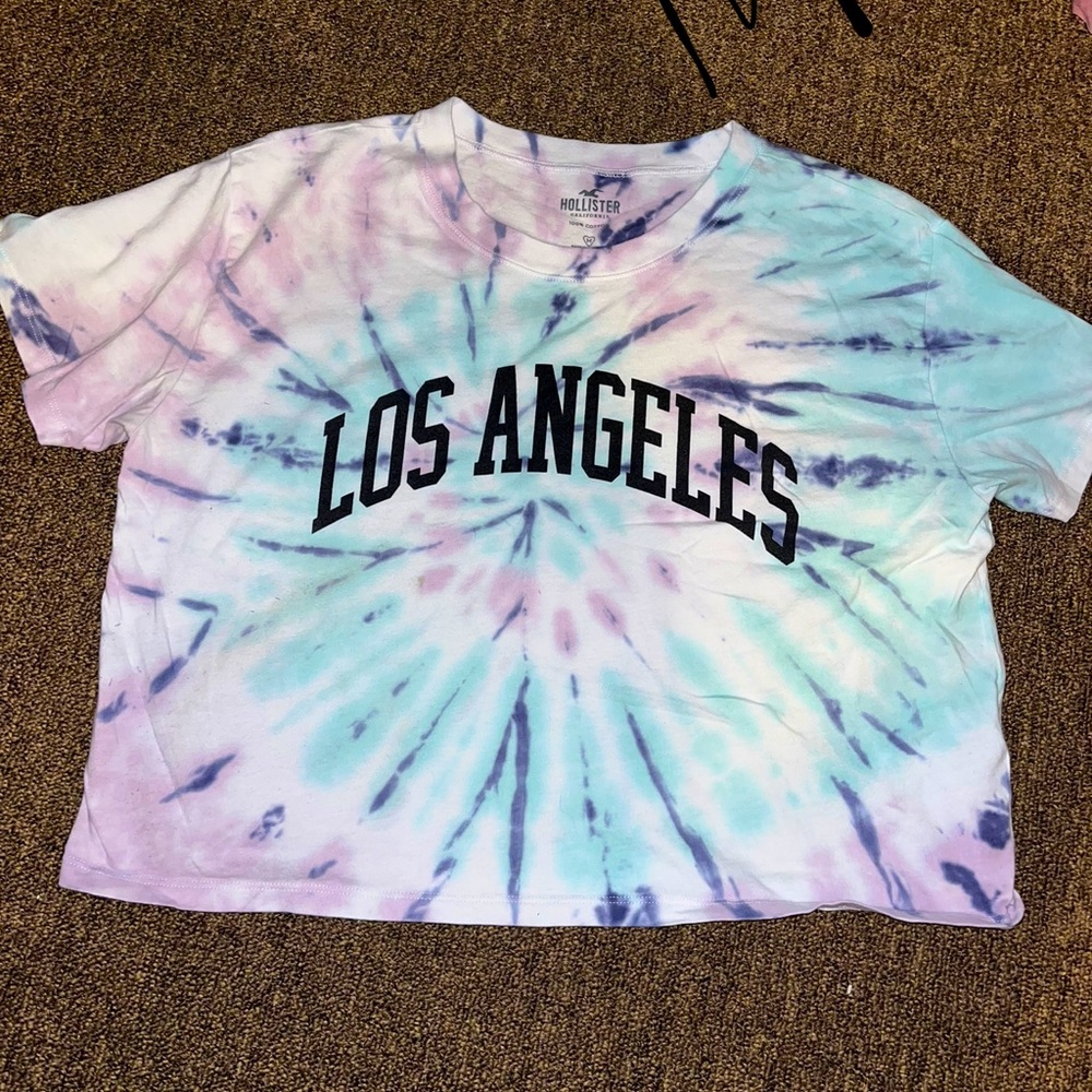 Cropped T-Shirt from Hollister. Worn only a few times. In great condition.